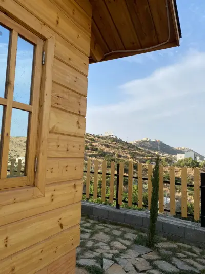 صورة ٤، أكواخ ومزرعة الورد
