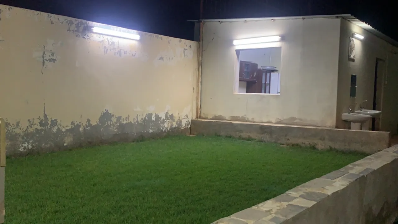 صورة ١، استراحة وملعب كرة قدم