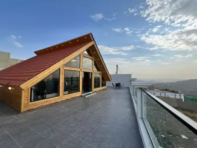 أكواخ ذا هيلز - The Hills