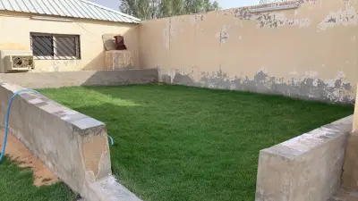 صورة ٥، استراحة وملعب كرة قدم